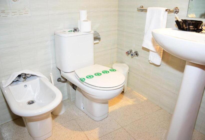 اتاق اکونومی, Cal Ruiz