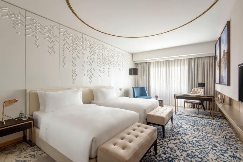 اتاق اکونومی, Cal Ruiz