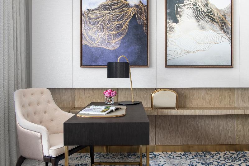 اتاق اکونومی, Cal Ruiz