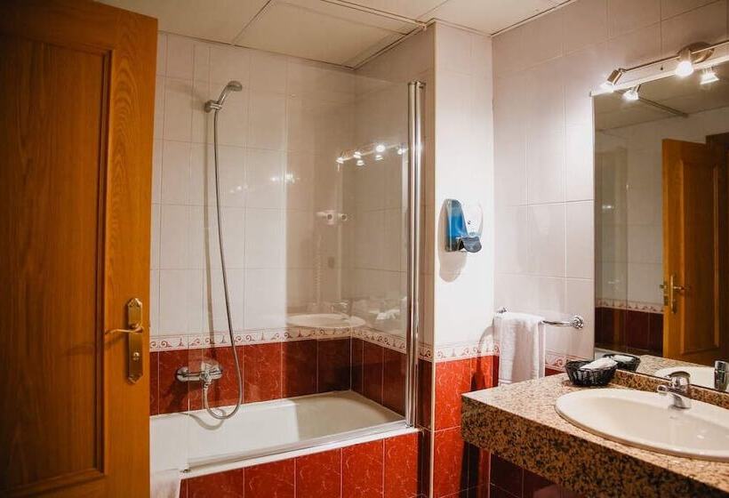 اتاق استاندارد سه نفره, Cal Ruiz