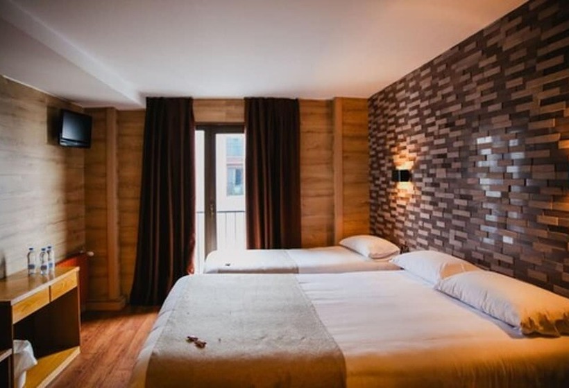 اتاق استاندارد سه نفره, Cal Ruiz