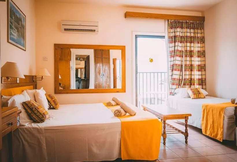 Standard Quadruple Room, Chrysland