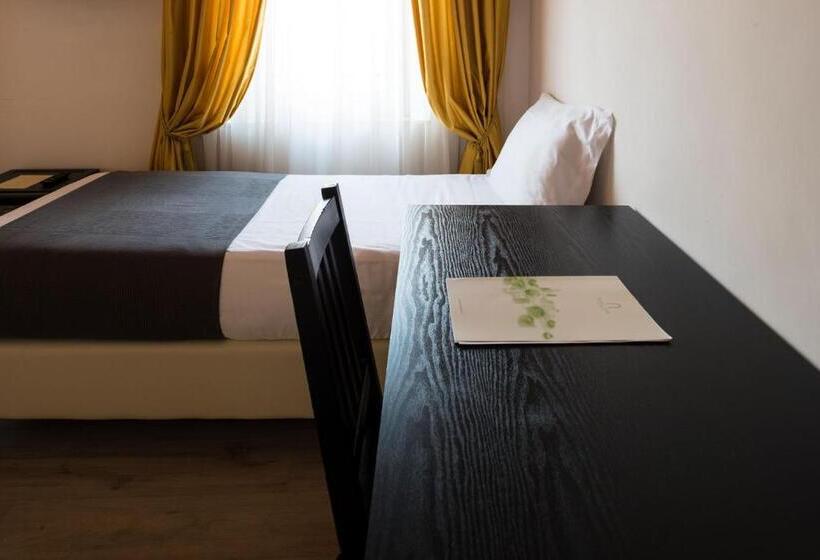 اتاق استاندارد سه نفره, Lauri