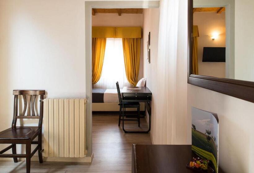 اتاق استاندارد سه نفره, Lauri