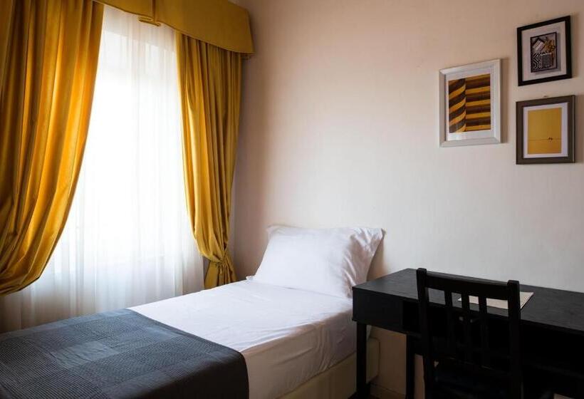 اتاق استاندارد سه نفره, Lauri