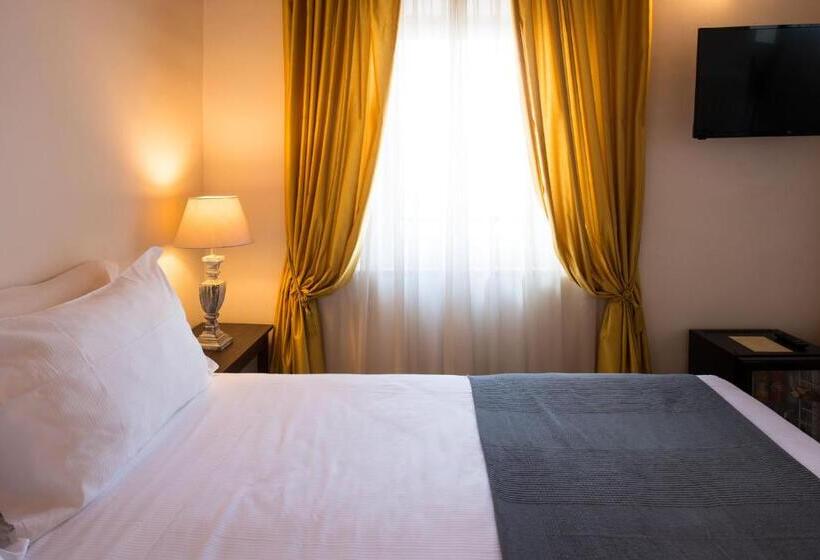 اتاق استاندارد سه نفره, Lauri