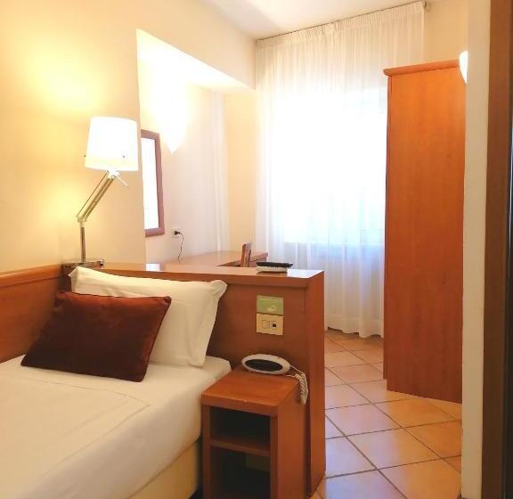 اتاق استاندارد یک نفره, Lauri