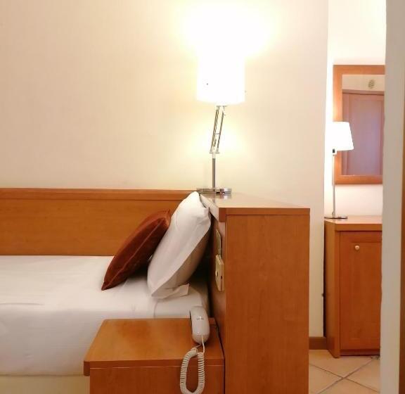 اتاق استاندارد یک نفره, Lauri