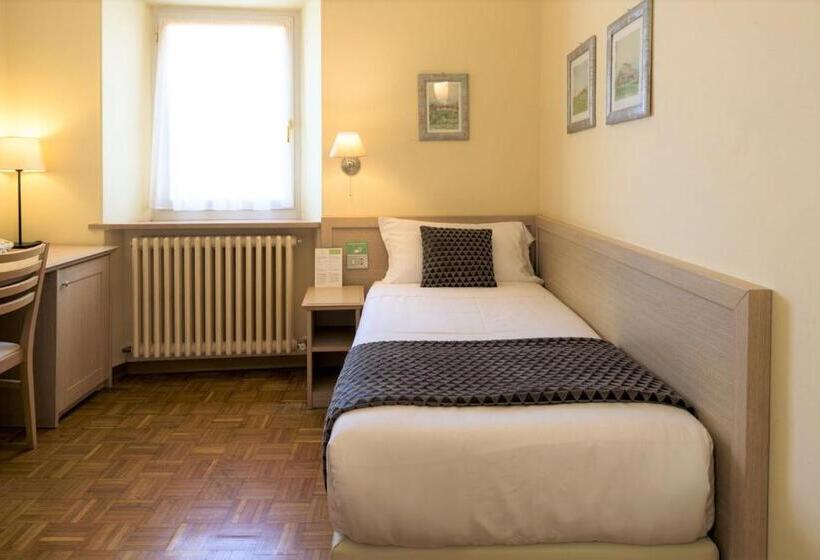 اتاق استاندارد یک نفره, Lauri