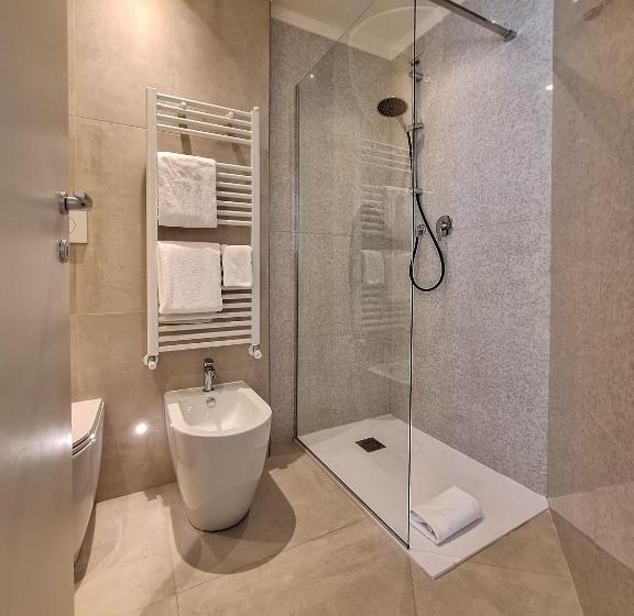 اتاق استاندارد یک نفره, Lauri