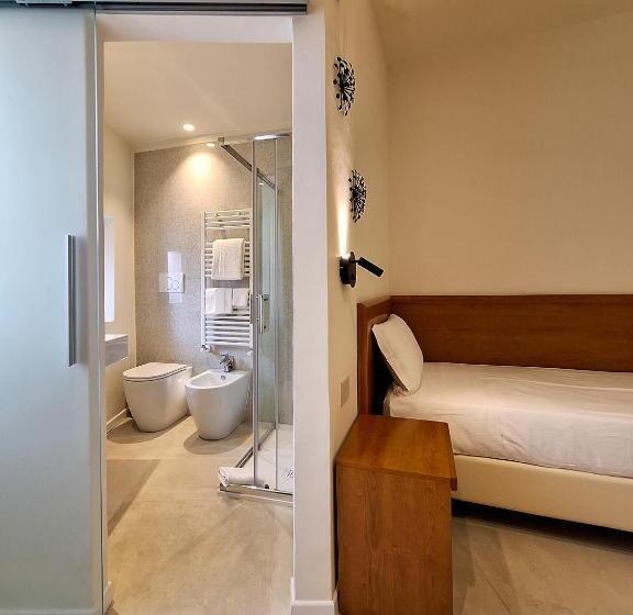 اتاق استاندارد یک نفره, Lauri