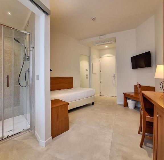 اتاق استاندارد یک نفره, Lauri