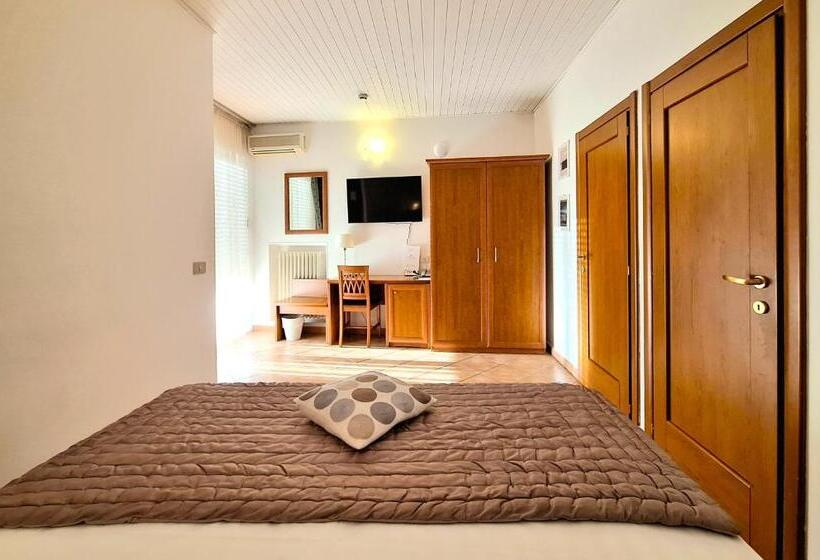 اتاق استاندارد با تراس, Lauri