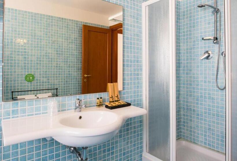 اتاق لوکس, Lauri