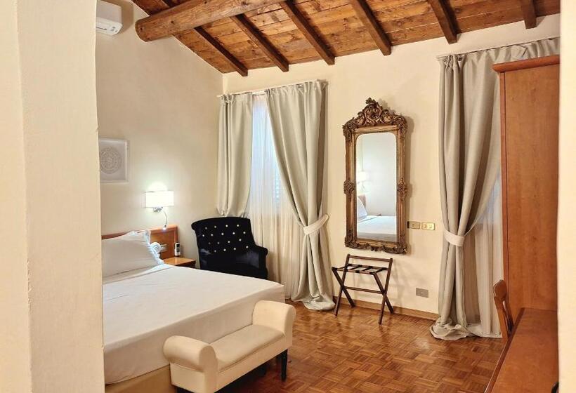 اتاق لوکس, Lauri