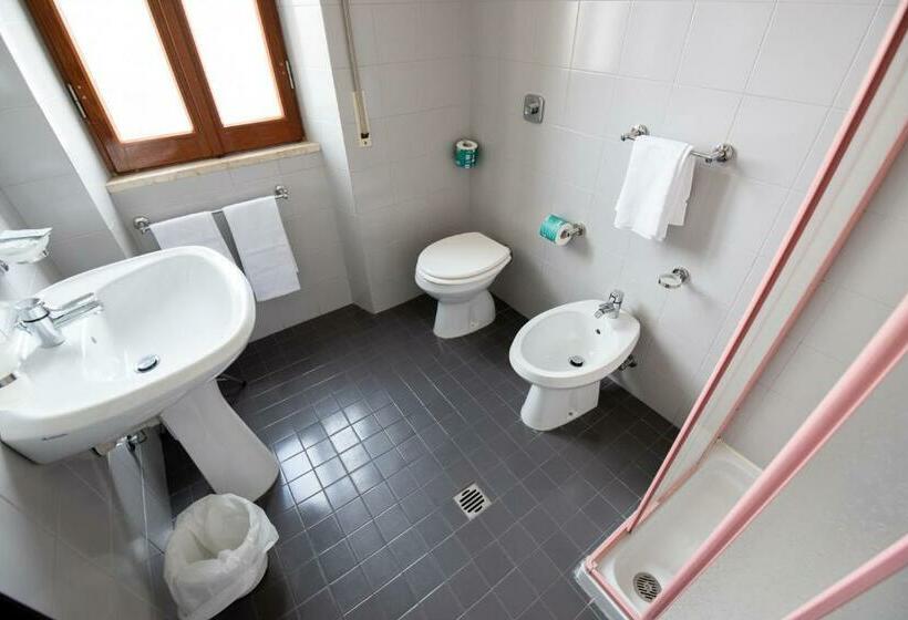 غرفة قياسية مطلّة علي البحر, Continental