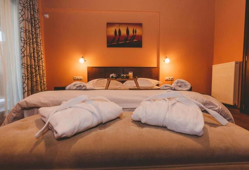 산 전망 스위트, Thea Mainalou