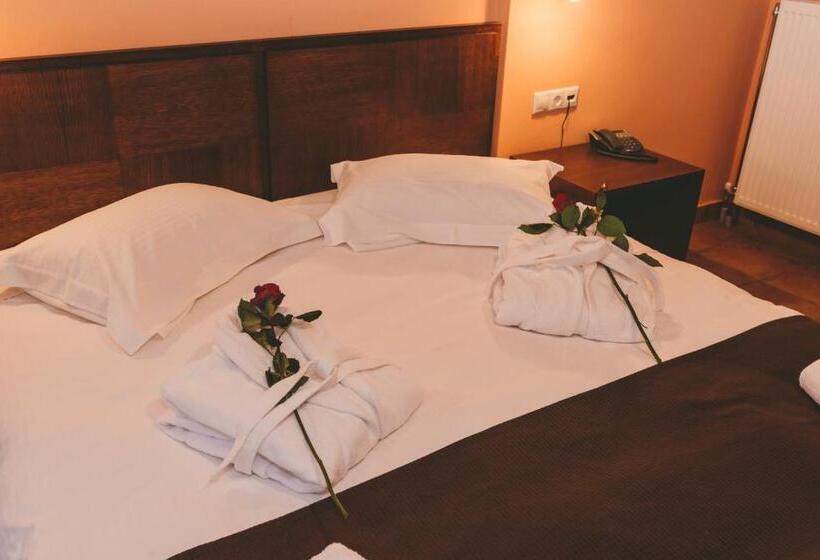 산 전망 스위트, Thea Mainalou