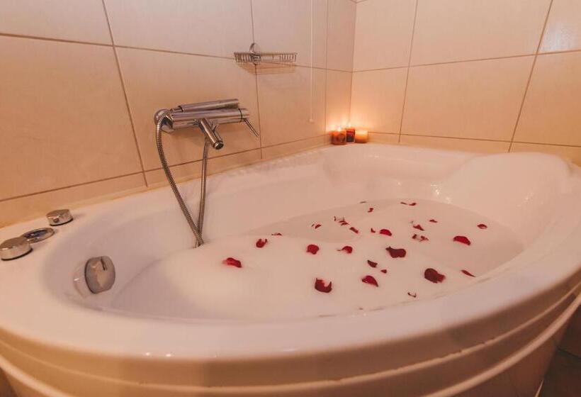 산 전망 스위트, Thea Mainalou