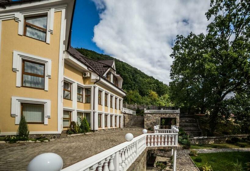 סוויטת ג'וניור, Gnizdo Golubky