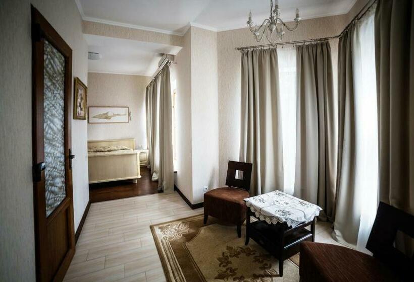 סוויטת ג'וניור, Gnizdo Golubky