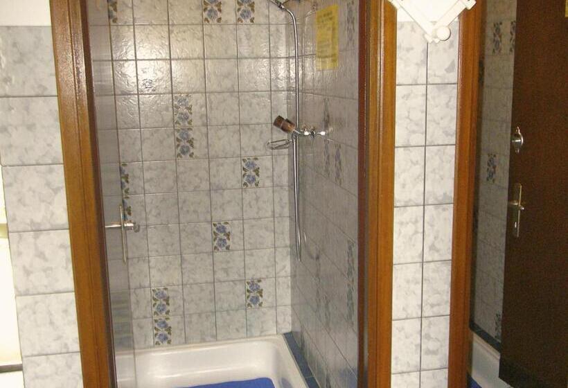 חדר משפחתי חדר אמבטיה משותף, Baracca Backpacker