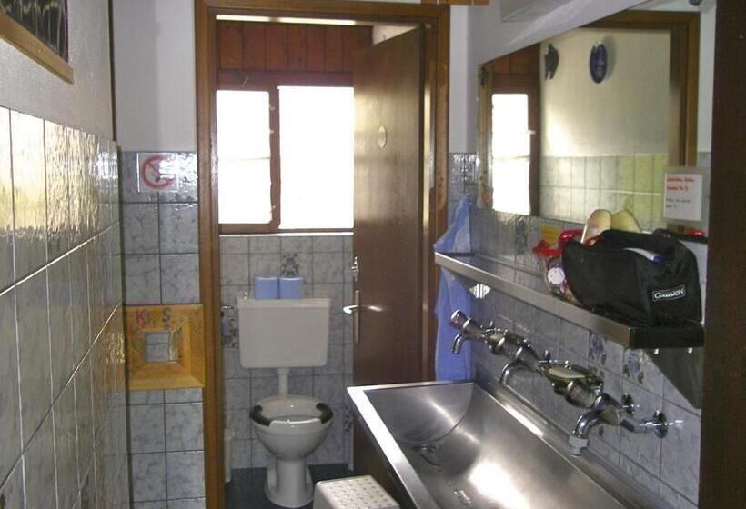 חדר סטנדרטי לארבעה עם חדר אמבטיה משותף, Baracca Backpacker