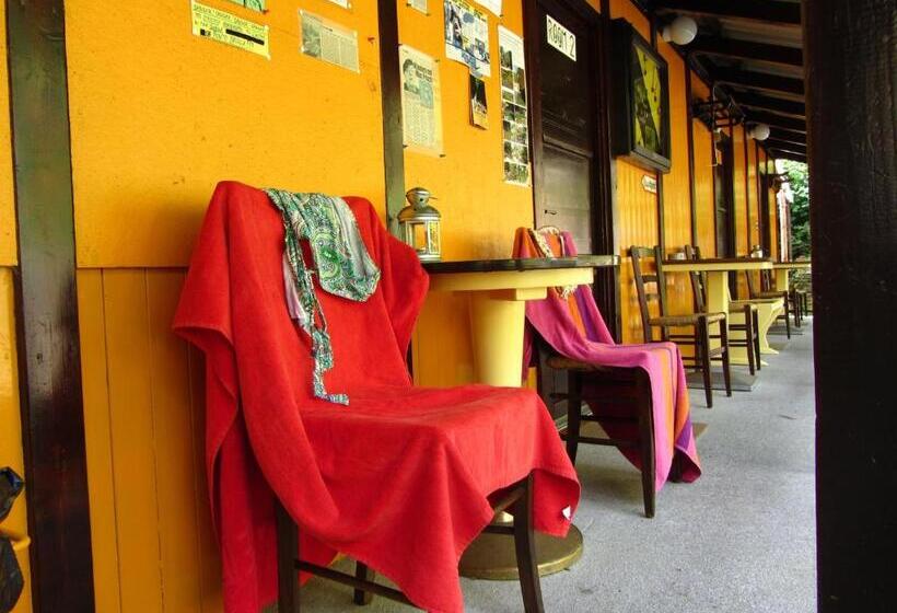 חדר סטנדרטי לארבעה עם חדר אמבטיה משותף, Baracca Backpacker