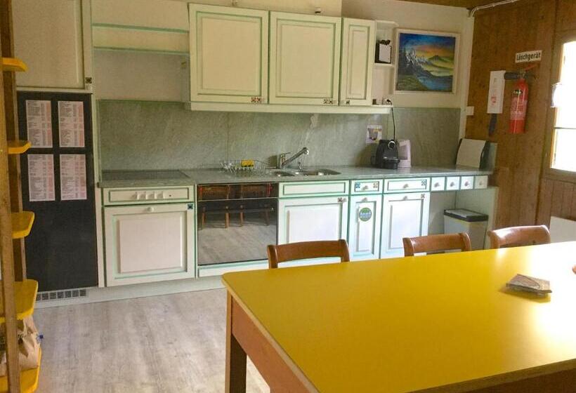 חדר סטנדרטי לארבעה עם חדר אמבטיה משותף, Baracca Backpacker