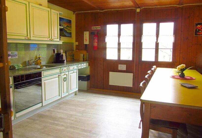 חדר סטנדרטי לארבעה עם חדר אמבטיה משותף, Baracca Backpacker