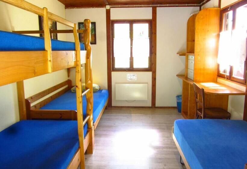 חדר סטנדרטי לארבעה עם חדר אמבטיה משותף, Baracca Backpacker