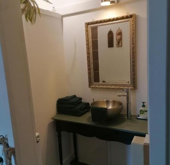 חדר אקונומי, Logement Doosje