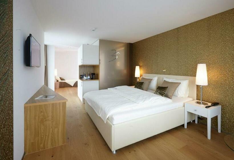 חדר סופריור, Ava