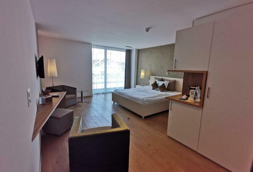 חדר דלוקס, Ava