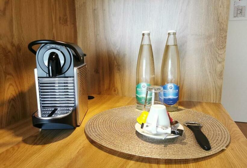 חדר קומפורט, Ava