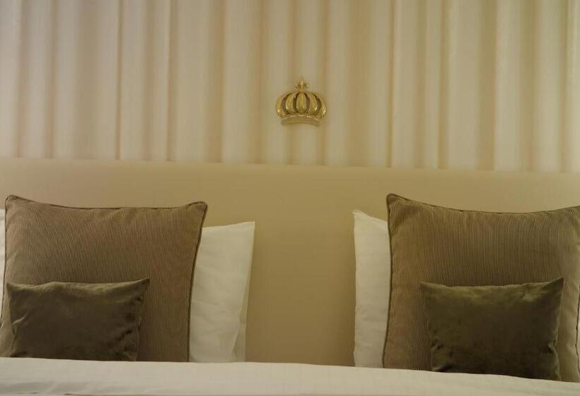 חדר דלוקס, Ava