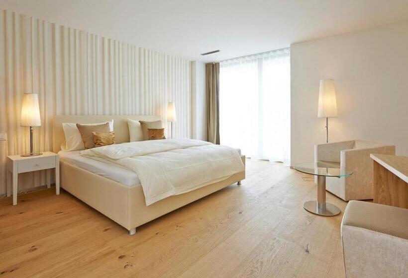 חדר דלוקס, Ava