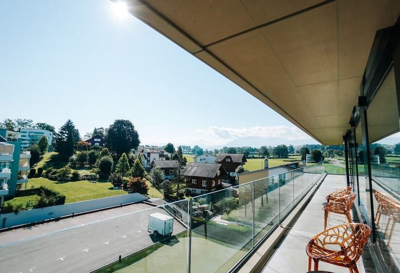 חדר קומפורט, Ava