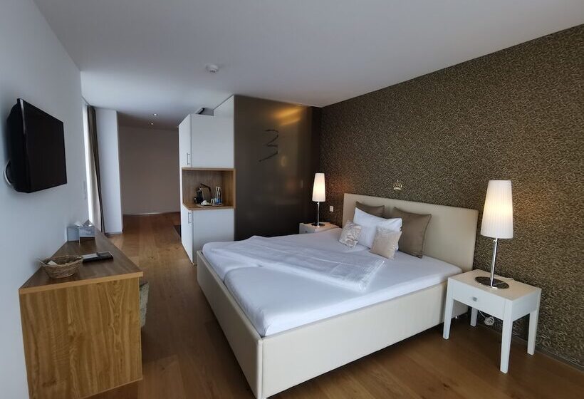 חדר סופריור, Ava