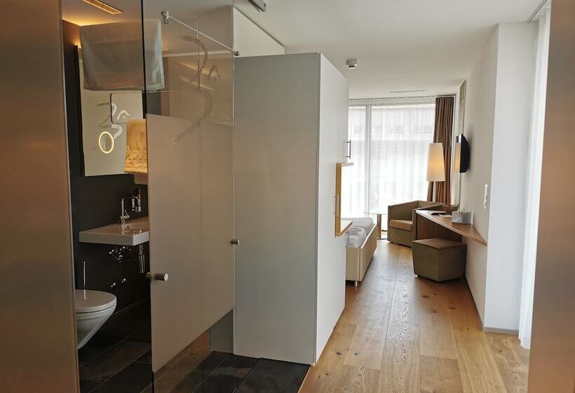 חדר סופריור, Ava