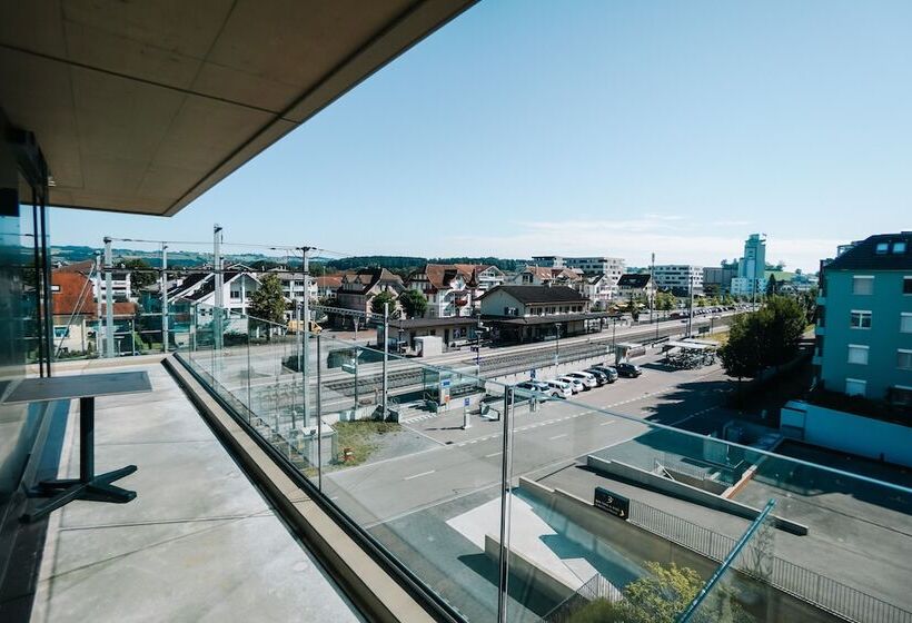 חדר סופריור, Ava