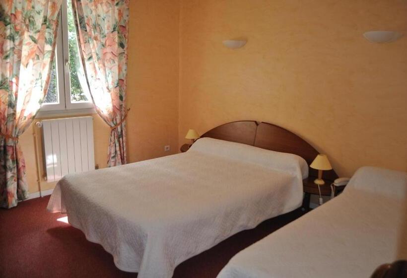 Номер Стандарт Трехместный, Hôtel Auberge De La Nauze