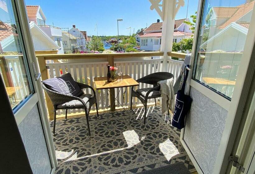 غرفة قياسية مطلّة علي البحر مزوَّدة بشُرفة, Skaftö Hotell Villa Lönndal, Grundsund