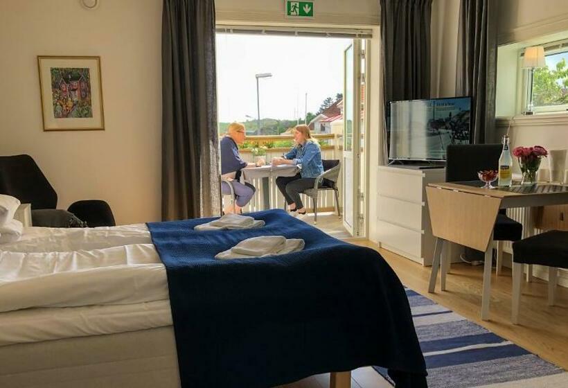 غرفة قياسية مطلّة علي البحر مزوَّدة بشُرفة, Skaftö Hotell Villa Lönndal, Grundsund