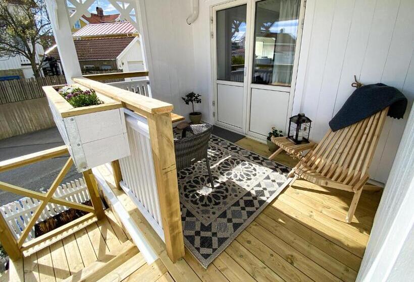 غرفة قياسية مطلّة علي البحر مزوَّدة بشُرفة, Skaftö Hotell Villa Lönndal, Grundsund