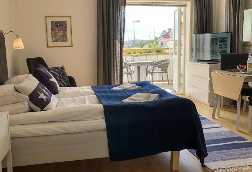 غرفة قياسية مطلّة علي البحر مزوَّدة بشُرفة, Skaftö Hotell Villa Lönndal, Grundsund