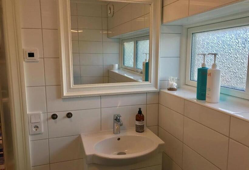 غرفة قياسية مطلّة علي البحر مزوَّدة بشُرفة, Skaftö Hotell Villa Lönndal, Grundsund