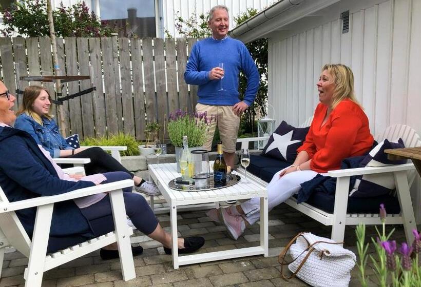 غرفة قياسية مطلّة علي البحر مزوَّدة بشُرفة, Skaftö Hotell Villa Lönndal, Grundsund