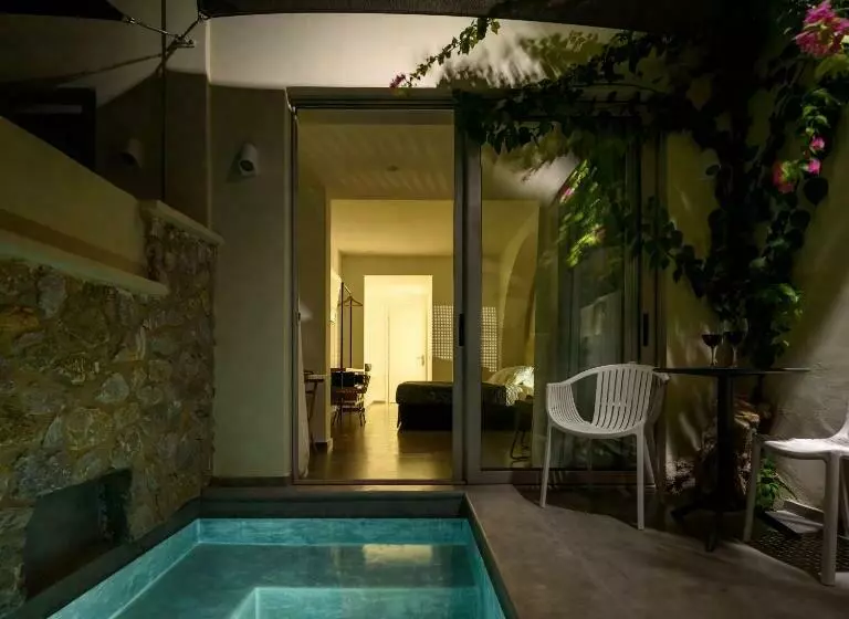 سوئیت جونیور با ماساژ آبی, Afroditi Venus Beach Resort