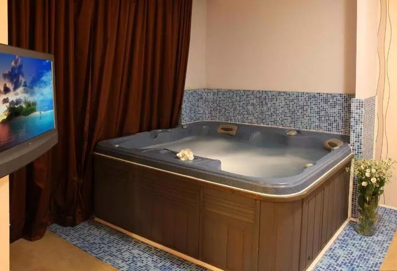 سوئیت با وان آب گرم, Business Hotel Premier